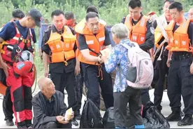 生命至上，与时间赛跑！吉林公安民警徒步奔袭20公里，解救160余名受困群众图片