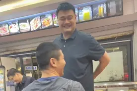 姚明去厦门玩！吃海鲜大排档，身家过亿接地气，在鼓浪屿教打球图片