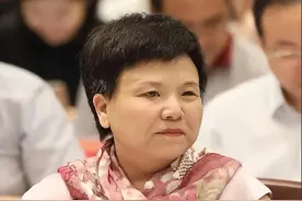 浙江首富何巧女身价300亿，赴美捐款96亿，如今在国内负债200亿图片
