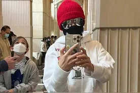 刘嘉玲做核酸打扮真洋气，穿6万卫衣配红裤子，精致又减龄图片