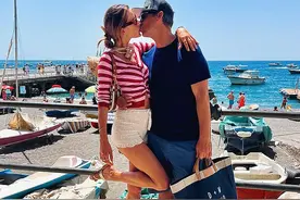 超模AA和13岁女儿出街像姐妹！秀腹肌身材太赞，和亚裔男友太甜蜜图片