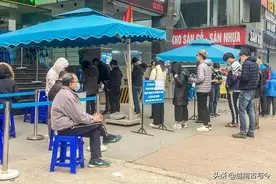 越南疫情严峻，河内一日新增病例超一万，市民在医院排长龙验核酸图片