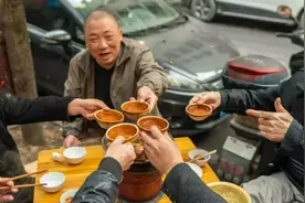 湖北监利早酒，77岁大爷坚持每早1斤白酒，喝完还能去打牌，牛图片