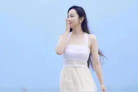 海边的一位少女图片