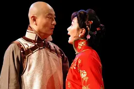 《金锁记》：举世皆敌，泼妇其实是弱女子，这既是伪装，也是报复图片