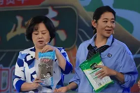 鞠萍同框倪萍，一个穿西装臃肿似大妈，一个穿衬衫清新似学生图片