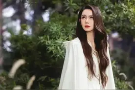 戚薇长发披肩太美了，一身白色连衣裙简约优雅，五官精致宛如精灵图片