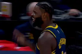 太炸了！史蒂芬森瞬间登顶热搜，仰天怒吼引爆全场，队友疯狂庆祝图片