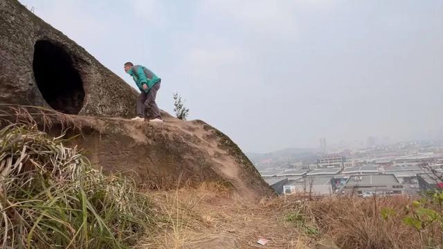 重庆永川闹市边发现一处奇观，山坡全被掏空，到处是窟窿