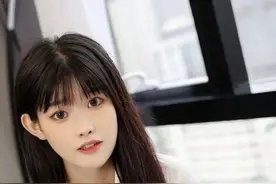 长发学生妹显得文质彬彬图片