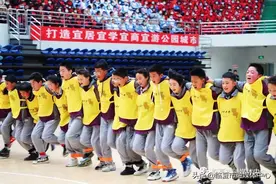 临夏：30人31足跑 青少年团队精神大比拼图片