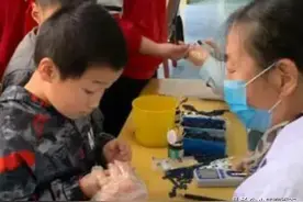 辽宁一学校组织学生验血，遭家长质疑，老师怀疑其中另有“隐情”图片