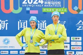 乌鲁木齐半程马拉松新闻通气会召开 公布参赛服装、奖牌和路线设置图片