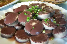 东北灌血肠，自己在家就能做，爽滑又细腻，冬天拿来做炖菜太香了图片