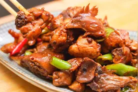 家常炒鸡的爆炒做法，肉质鲜嫩好吃，不腥不柴，太香了！图片