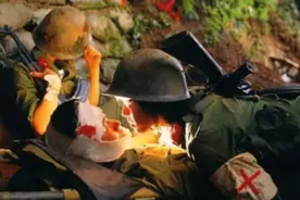 1986年老山战场照《死吻》：那名救护队女战士张茹，后来怎样了？图片