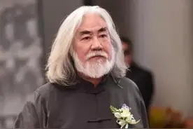 明星张纪中带货，2000元标成19.9元，遭十万人哄抢，网友：该管了图片