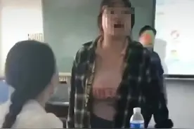北京政法职业学院男生制止霸凌遭女生围堵，自曝已退学，校方回应图片