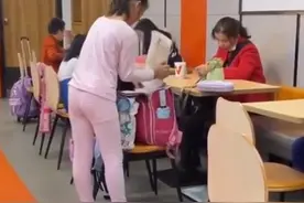 海南一女孩外穿秋衣秋裤上学，妈妈接她时哭笑不得：忘看天气预报图片