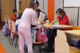 海南一女孩外穿秋衣秋裤上学，妈妈接她时哭笑不得：忘看天气预报图片
