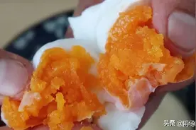 腌制咸鸭蛋的2种做法，蛋黄个个起沙流油，简单实用，学会不用买图片