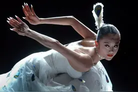 杨丽萍私生活引发争议，生活全靠男助理伺候！简直现实版老佛爷图片
