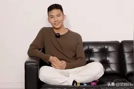 胡军妻儿首次合体拍片！14岁康康穿衣偶像包袱重，五官发型像学霸图片