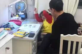 江苏一女子偷拍老公辅导作业，结果挨了句“滚”，网友却表示羡慕图片