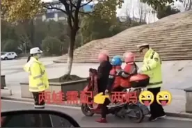 “那我能怎么办？杀一个吗！”母亲电动车送俩娃上学被罚款图片