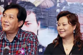 唐国强罕见携老婆亮相，混血妻子气质典雅，大圆脸真有旺夫相图片