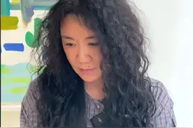 名导王潮歌吐槽丈夫，痴迷自驾游常年不着家，北京车牌0001好抢镜图片