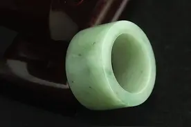 男子路边捡到个玉扳指卖了十八万，一周后，发现藏在妻子的枕头下图片