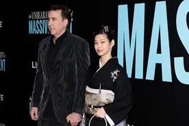 尼古拉斯凯奇走红毯，27岁日本娇妻和服外竟勒条皮带，努力秀孕肚图片