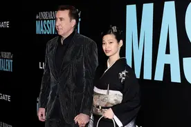 尼古拉斯凯奇走红毯，27岁日本娇妻和服外竟勒条皮带，努力秀孕肚图片