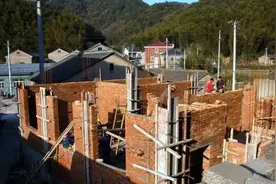 不能翻建，加盖、遮顶也不行？政策加严，“违就拆”不是说说而已图片