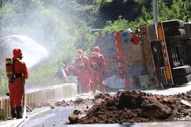 载有32.6吨异丙苯车辆侧翻泄漏 消防紧急处置图片