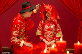 新娘婚礼被“吻脸拍屁股”:恶俗不是风俗，恶趣不是有趣图片