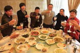 社交场合为什么非喝酒不可？过来人：我喝的不是酒，是人情世故图片