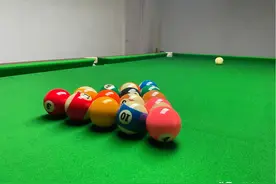 中式台球比赛中白球飞出台将被判自由球，但有一个例外图片