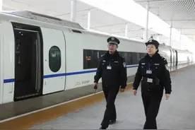 男子带60万现金坐高铁，民警做法令人称赞图片