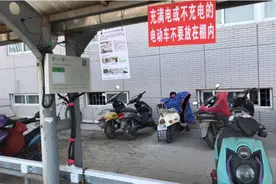 终于知道，电动车“没充满就拔”和“充满了不拔”，哪个伤电池？图片