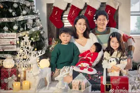 钟嘉欣圣诞节晒一家五口合照！小女儿罕见露面，儿子新发型获赞图片