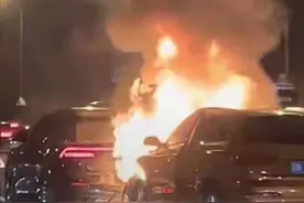 主持人李莉碰见交通事故！两车相撞着火无人扑灭，车头都被烧融图片