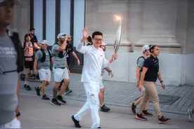 奥运火炬的三次传递 品牌精神的传承赓续——恒源祥集团董事长兼总经理陈忠伟巴黎传递奥运圣火图片