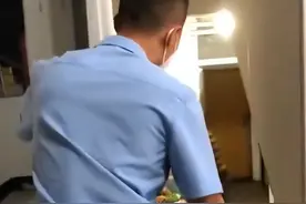 吉林儿子退伍悄悄给爸妈惊喜，爸爸误认消防检查，认出后激动相拥图片