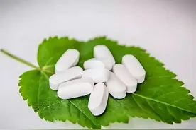 男子每天吃一片叶酸，坚持半年后，身体会出现什么变化？图片