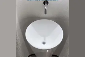 男子上厕所尿错地方，洗手盆和尿盆如此设计，你能分得清吗？图片