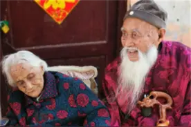 2年前，104岁老人看望97岁病重妹妹，妹妹哭着说：可能是最后一面图片