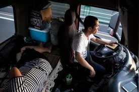 1000万卡车夫妻的真实生活：一天24小时在车上，拉的货比命还重要图片