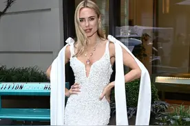 金伯利-加纳 金发美人 深V银白色长裙 像美人鱼 尽显美丽气息图片